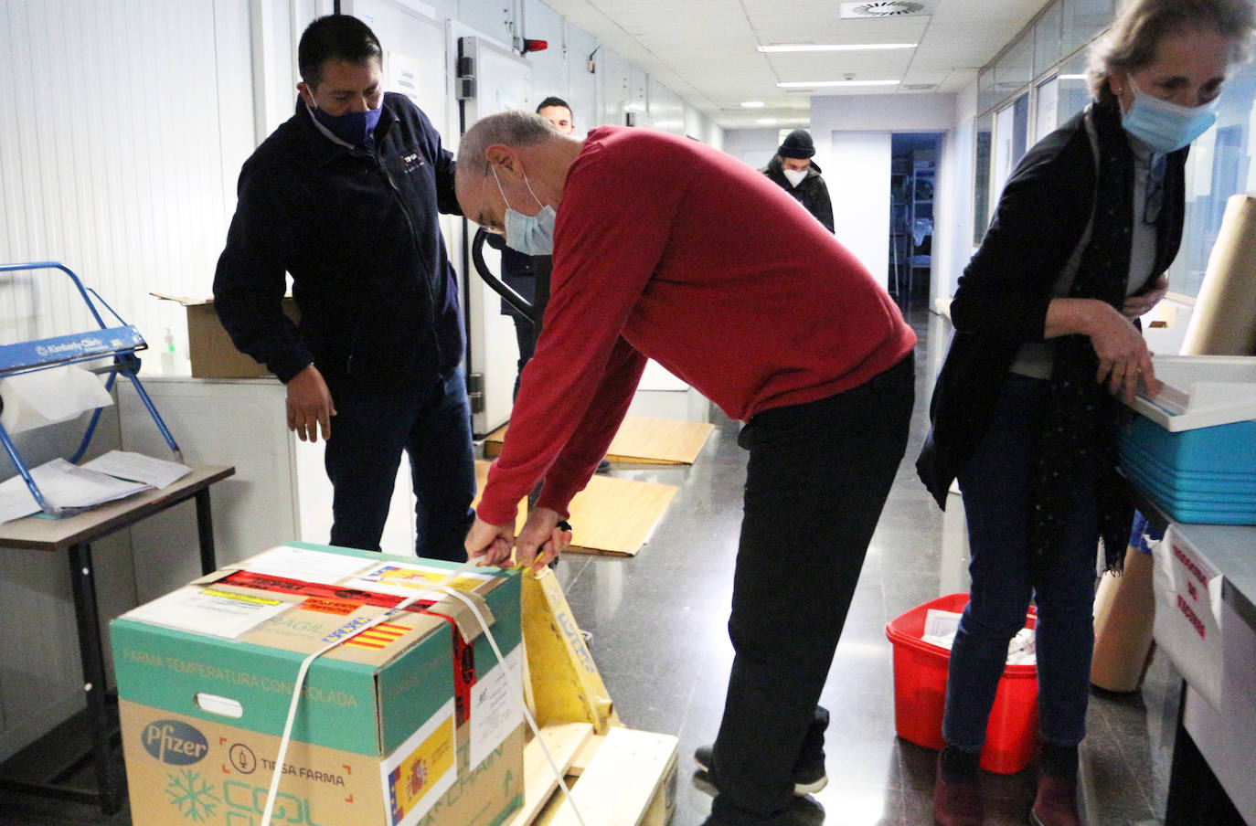 Las primeras vacunas Pfizer contra el coronavirus han llegado este domingo 27 de diciembre a la Comunitat Valenciana. Las Generalitat está lista para distribuir 800 dosis en las residencias escogidas para iniciar la esperada vacunación. A las 09.53 horas de este domingo llegaban las primeras vacunas al punto de distribución de la Comunitat, desde donde serán distribuidas a los geriátricos