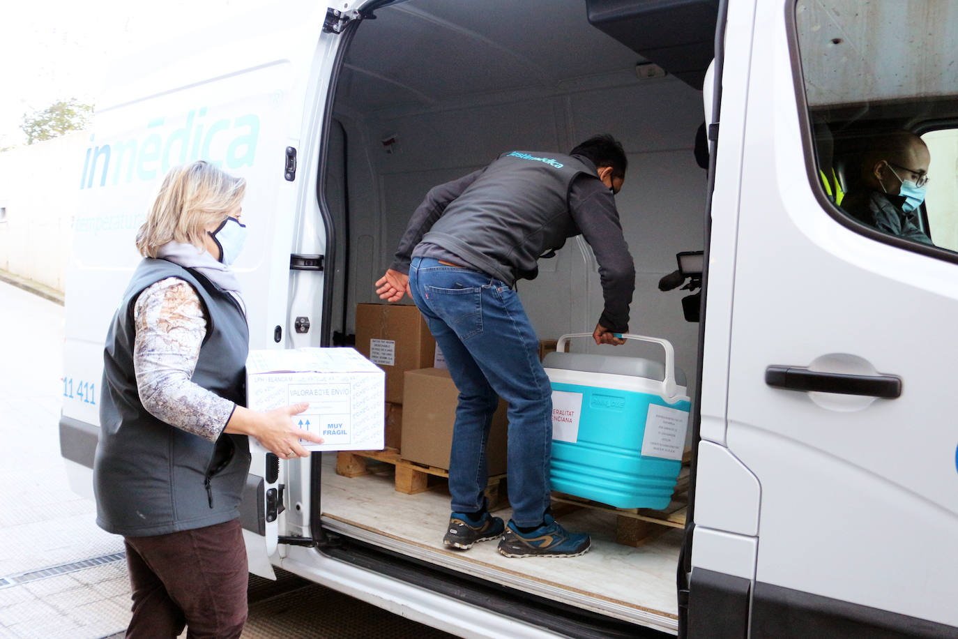 Las primeras vacunas Pfizer contra el coronavirus han llegado este domingo 27 de diciembre a la Comunitat Valenciana. Las Generalitat está lista para distribuir 800 dosis en las residencias escogidas para iniciar la esperada vacunación. A las 09.53 horas de este domingo llegaban las primeras vacunas al punto de distribución de la Comunitat, desde donde serán distribuidas a los geriátricos