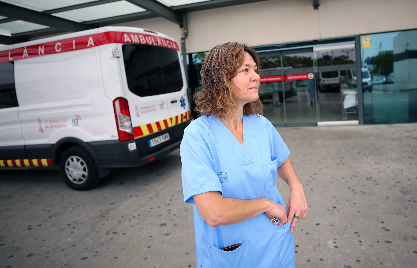 La Dra. Marta Blasco trabaja en Urgencias. Encarnaría el perfecto arquetipo de heroína que cada tarde miles de ciudadanos aplauden desde sus balcones, pero no puede estar más lejos de esa imagen. Vive, según sus propias palabras, con la certeza de ser la próxima en infectarse. "En Urgencias siempre habrá un momento en el que te saltes las medidas de seguridad: si la vida de un paciente está en juego, saltaré sobre él en lugar de protegerme". De “Crónicas hospitalarias”. 