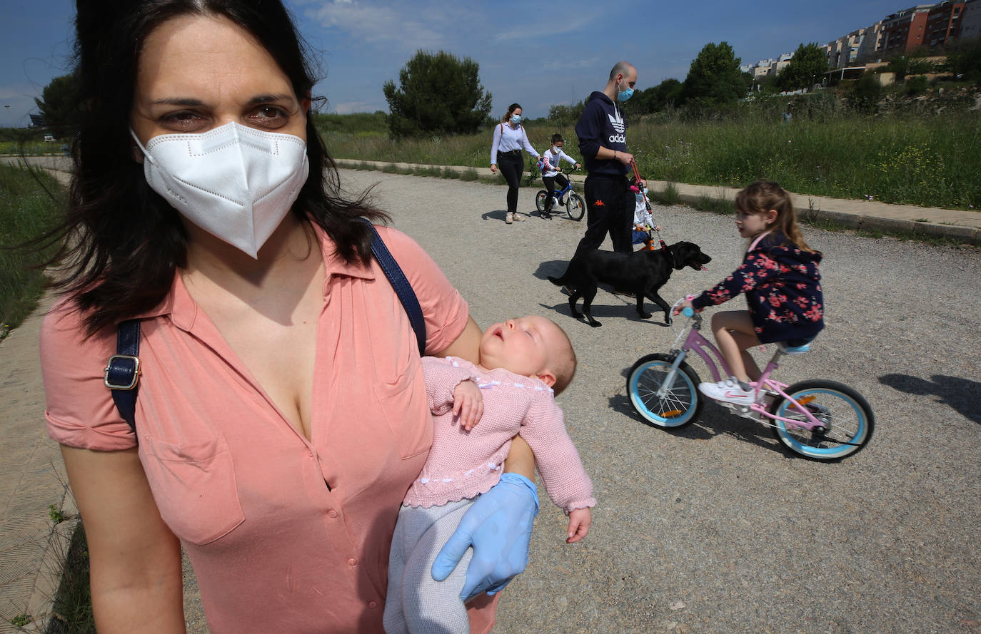 Carla, una bebé de 2 meses, sale de casa por primera vez en su vida, sostenida en brazos por su mamá, Beatriz. Después de seis semanas en casa, a los niños se les permitió salir hoy para correr, jugar o dar un paseo mientras el gobierno alivió uno de los cierres de coronavirus más difíciles del mundo. 