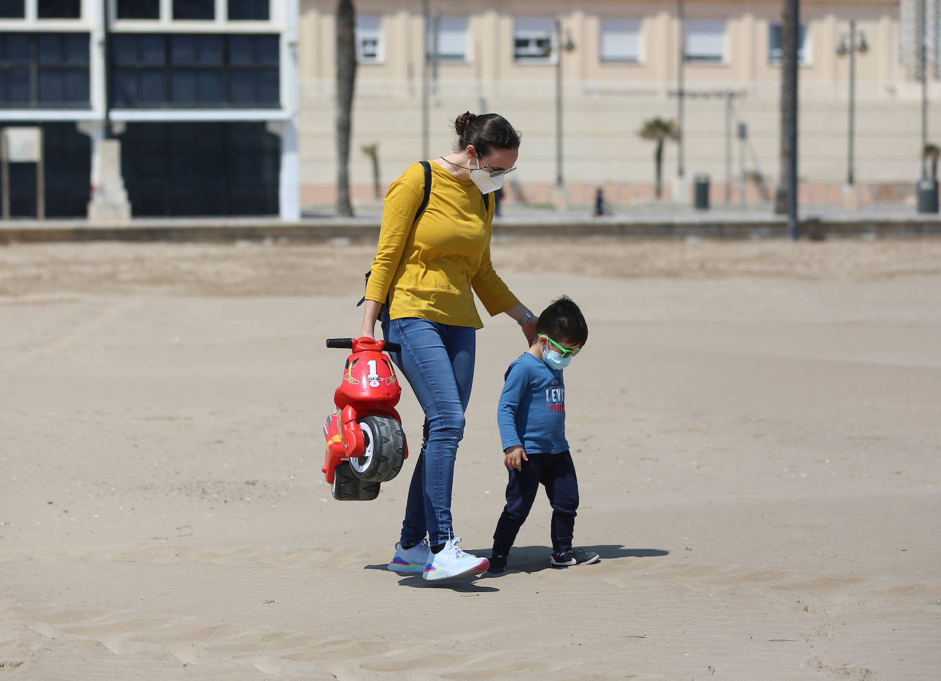 Después de seis semanas en casa, a los niños se les permitió salir hoy para correr, jugar o dar un paseo mientras el gobierno alivió uno de los cierres de coronavirus más difíciles del mundo. 