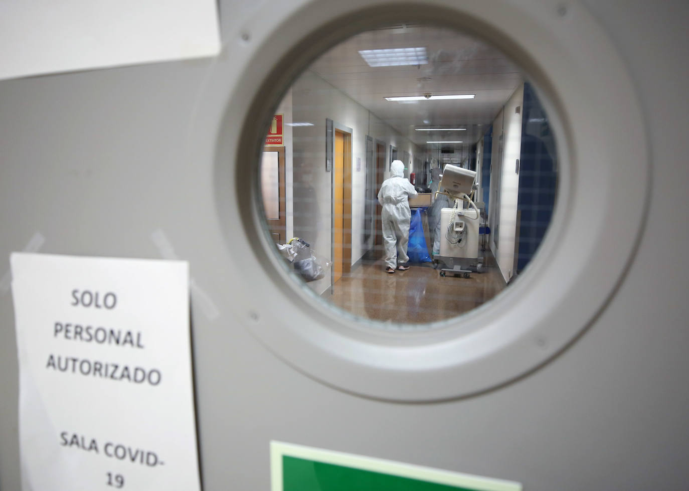 Sanitarios sin medios. La crítica de falta de protección obliga a los sanitarios a fabricar mascarillas caseras con telas y grapas. Era finales de marzo. 