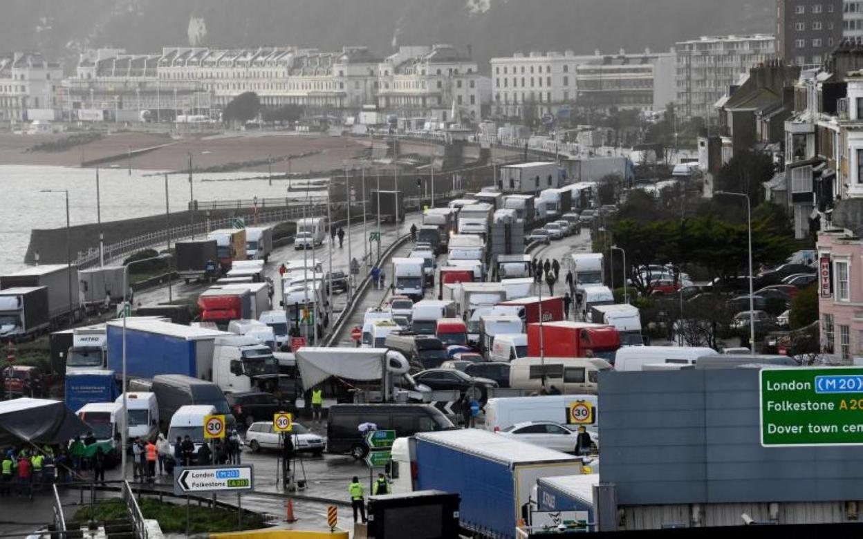 Camiones se agolpan a la entrada del puerto de Dover. efe