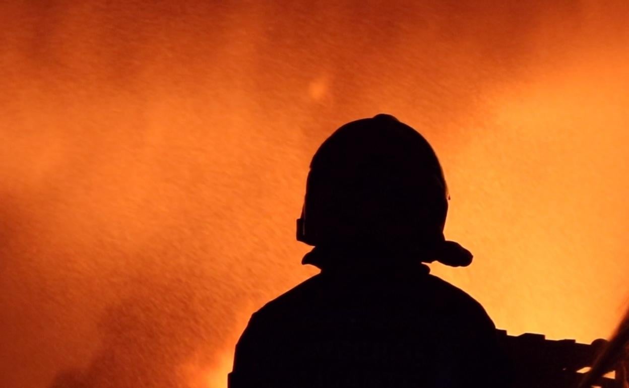 Un bombero del SPEIS lucha contra las llamas en un reciente incendio en Alicante. 