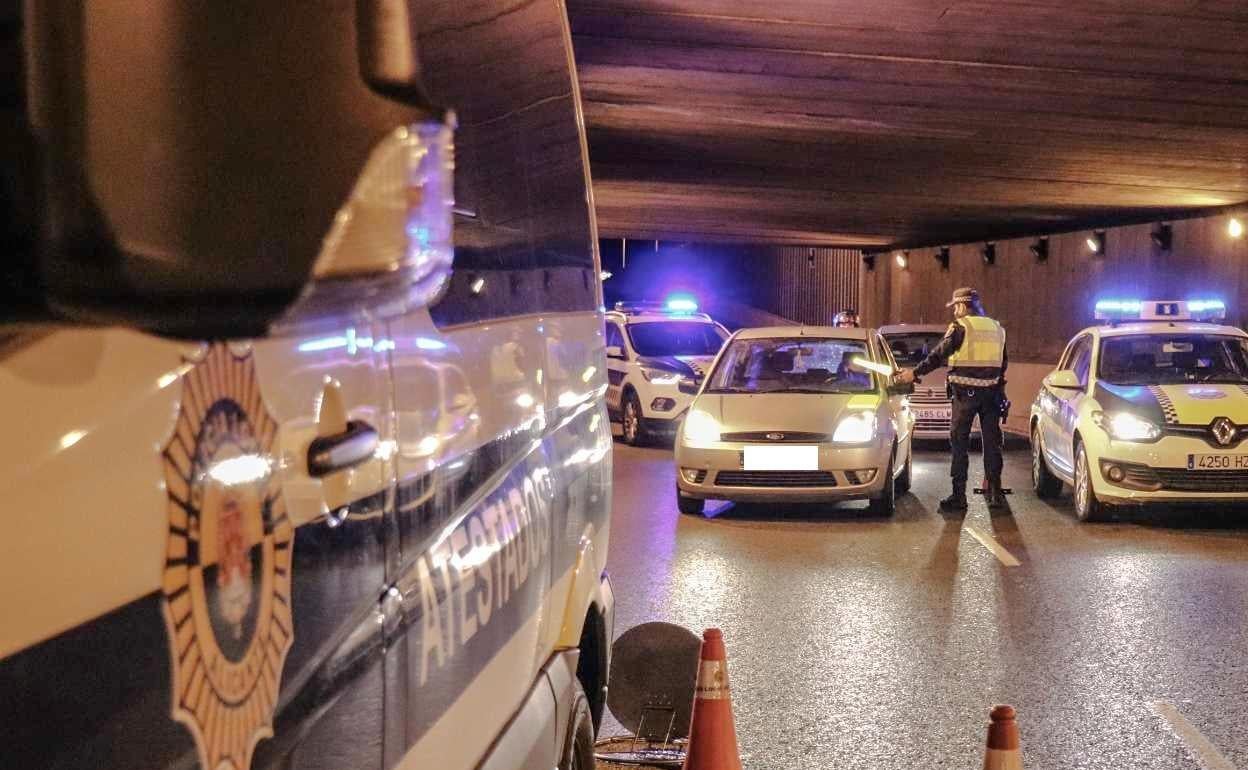 Un agente participa en un control de tráfico en uno de los túneles de la avenida de Dénia. 