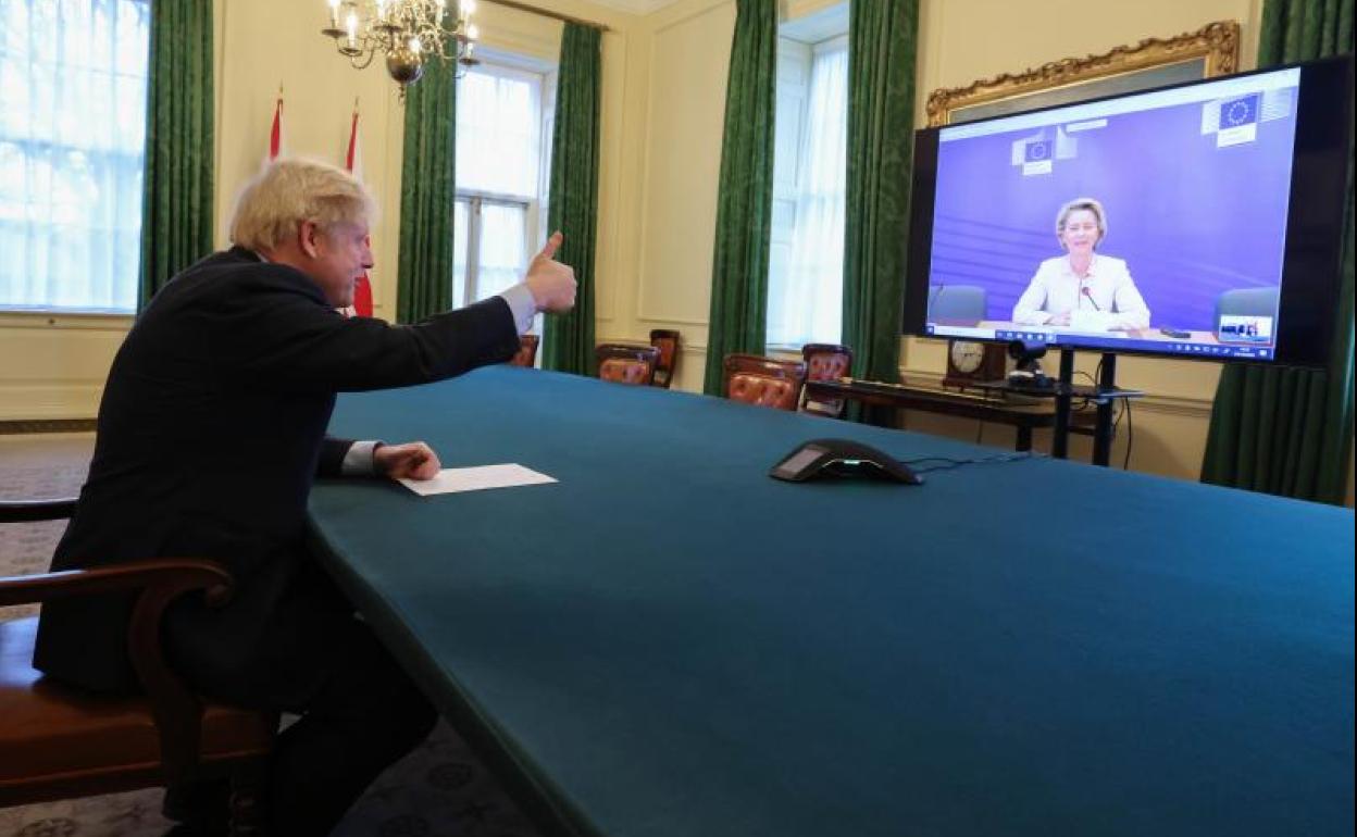 Boris Johnson y Ursula von del Leyen se saludan tras sellarse el acuerdo del 'brexit' en la tarde de Nochebuena.