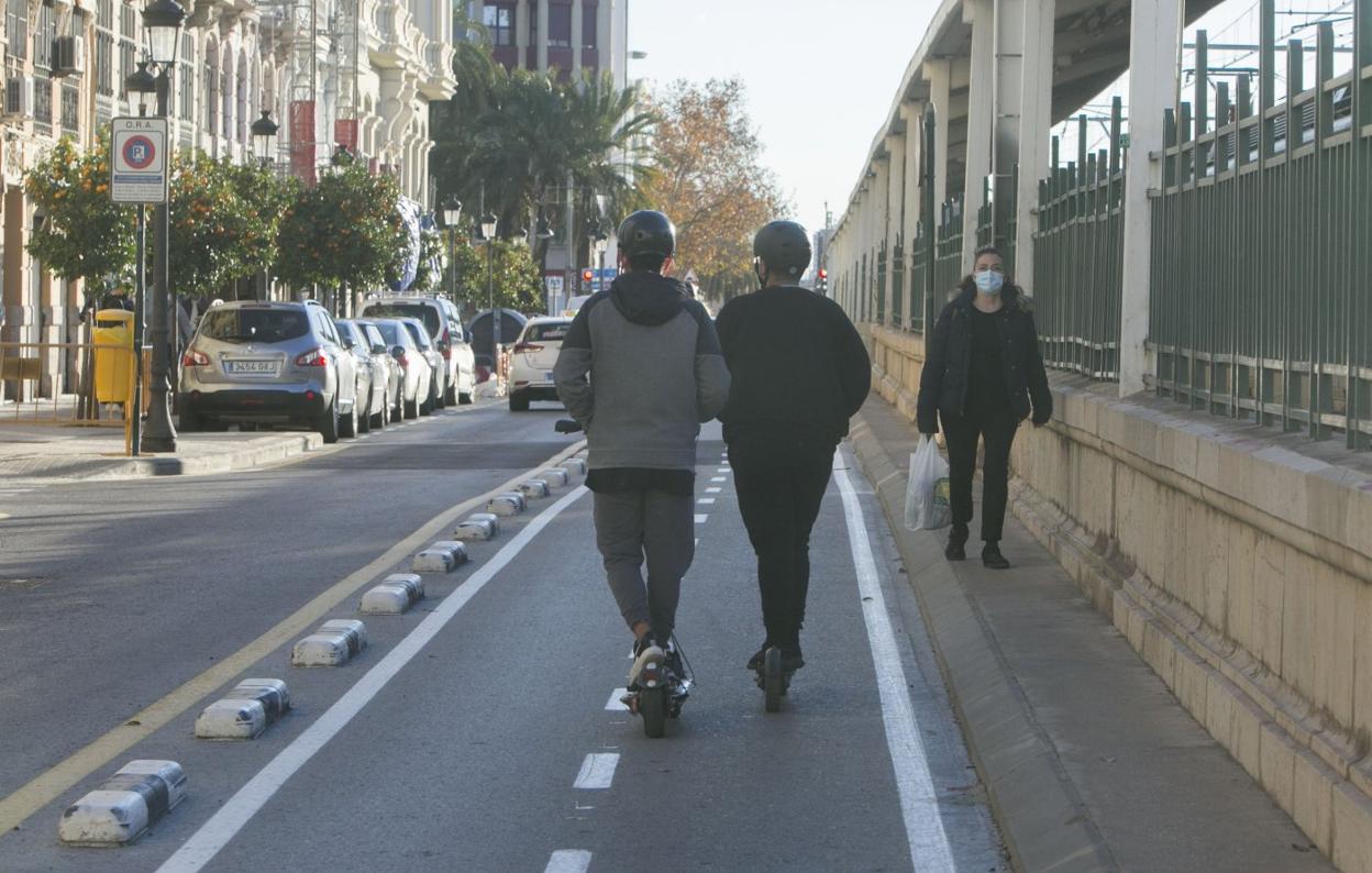 Una mujer pasa por la estrecha acera de la calle Alicante. damián torres