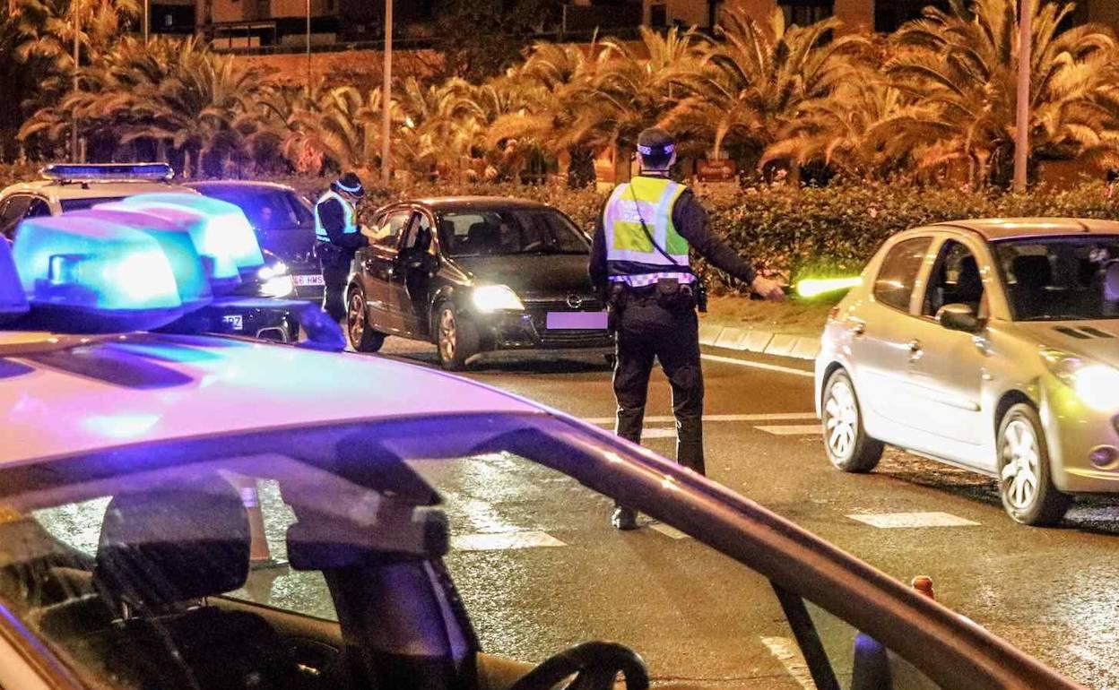 Control nocturno de la Policía Local de Alicante. 