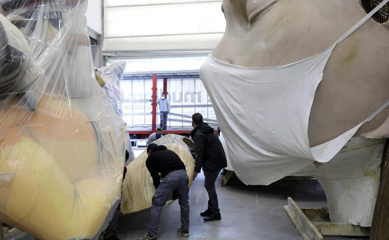 Traslado de ninots de la base de la Marina a Feria Valencia