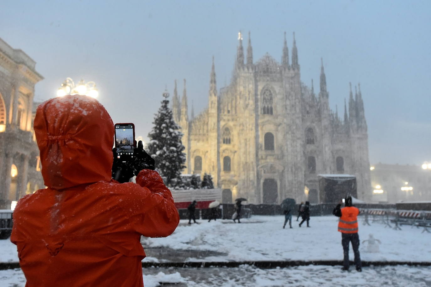 Las autoridades italianas se han visto este lunes obligadas a cancelar más de treinta trenes regionales y a cortar carreteras y calles por las fuertes nevadas que han afectado al norte del país y que han provocado que Milán amaneciera cubierta por una capa blanca de 15 centímetros. En Venecia, las autoridades han activado el sistema de diques, conocido como MOSE, para proteger la ciudad de las inundaciones y el Centro de control de mareas del municipio ha calculado para las próximas horas una marea máxima de 130 centímetros sobre el nivel medio del mar. 