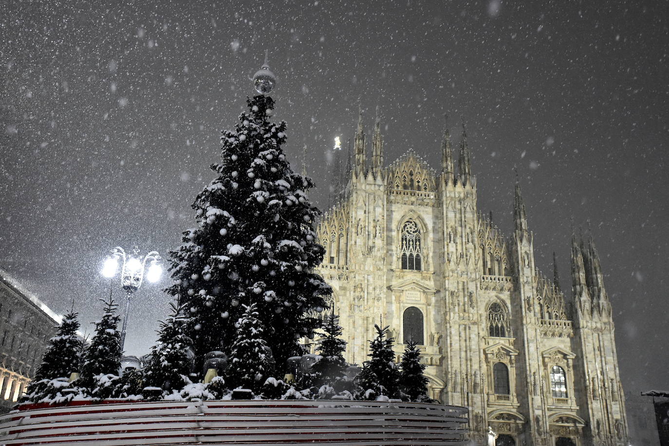 Las autoridades italianas se han visto este lunes obligadas a cancelar más de treinta trenes regionales y a cortar carreteras y calles por las fuertes nevadas que han afectado al norte del país y que han provocado que Milán amaneciera cubierta por una capa blanca de 15 centímetros. En Venecia, las autoridades han activado el sistema de diques, conocido como MOSE, para proteger la ciudad de las inundaciones y el Centro de control de mareas del municipio ha calculado para las próximas horas una marea máxima de 130 centímetros sobre el nivel medio del mar. 