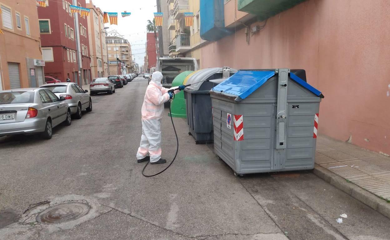 Limpieza de contenedores en Valencia. 