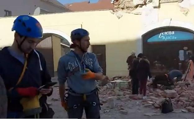 Destrozos causados por el terremoto en un efidificio de Petrinja (Croacia).