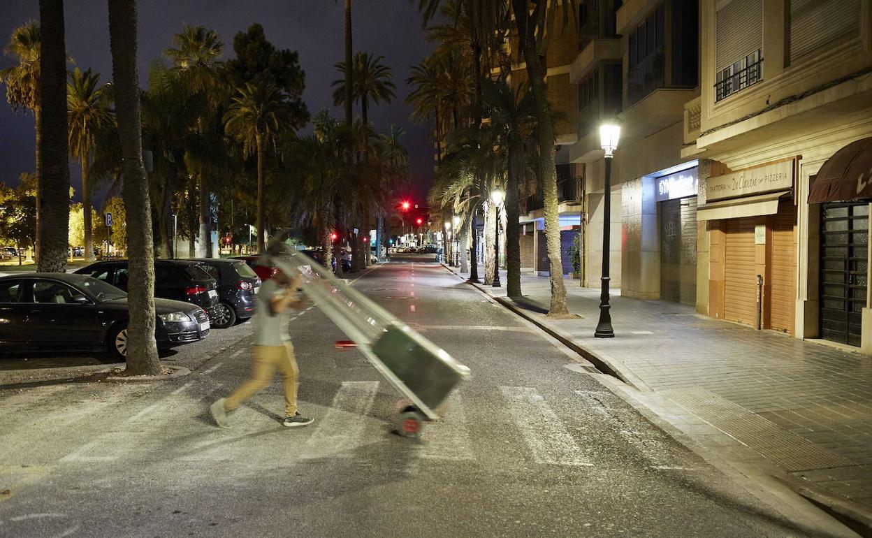 Recogida en un local de Valencia minutos antes de empezar el toque de queda. 