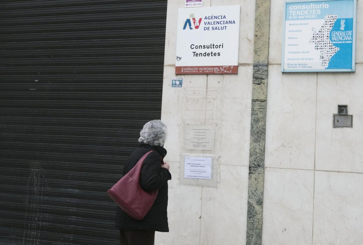 El centro de salud de Tendetes, barrio de Valencia, uno de los edificios alquilados. damián torres