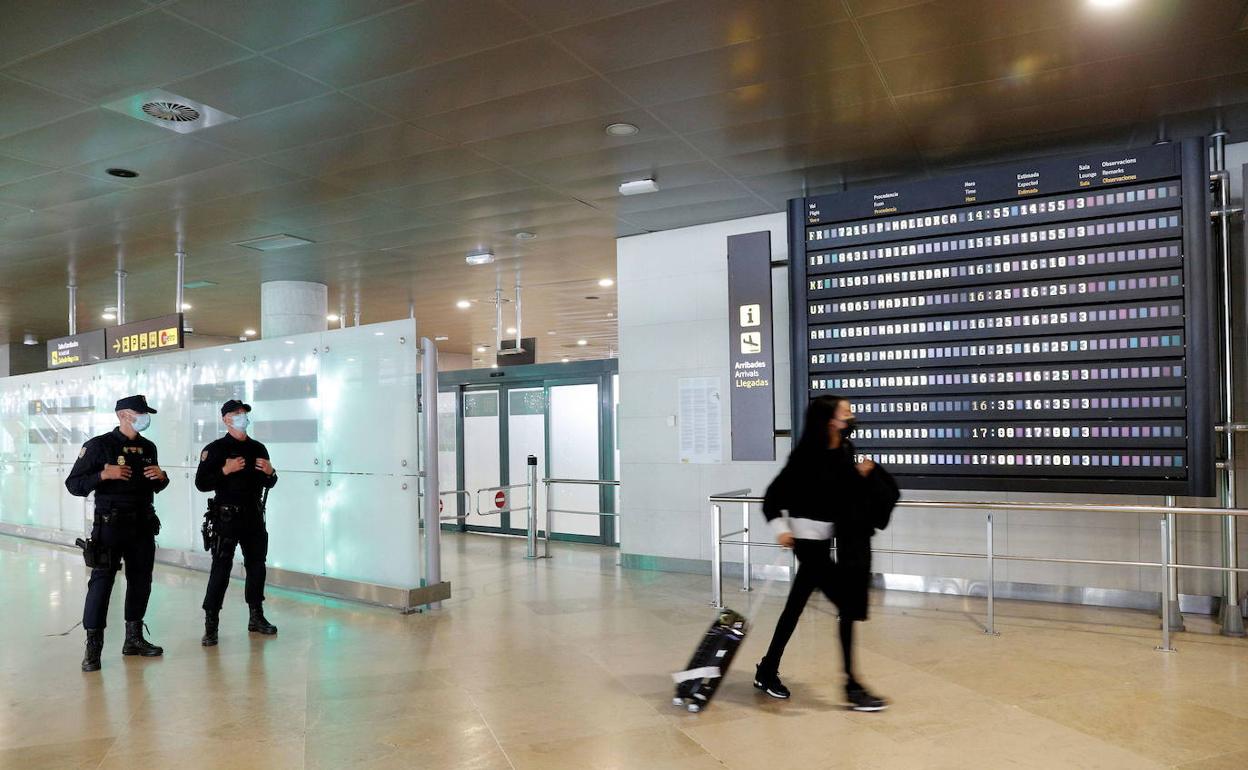 Policías vigilando en el aeropuerto de Manises. 