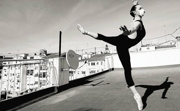 La terraza. La bailarina de origen francés Séverine Marchal ensaya en la terraza de su casa en el barrio de Ruzafa.