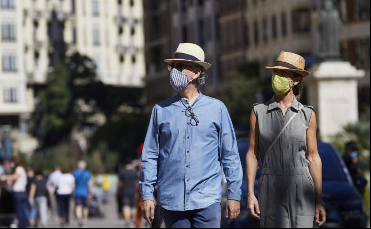 Pareja paseando por la plaza del Ayuntamiento.