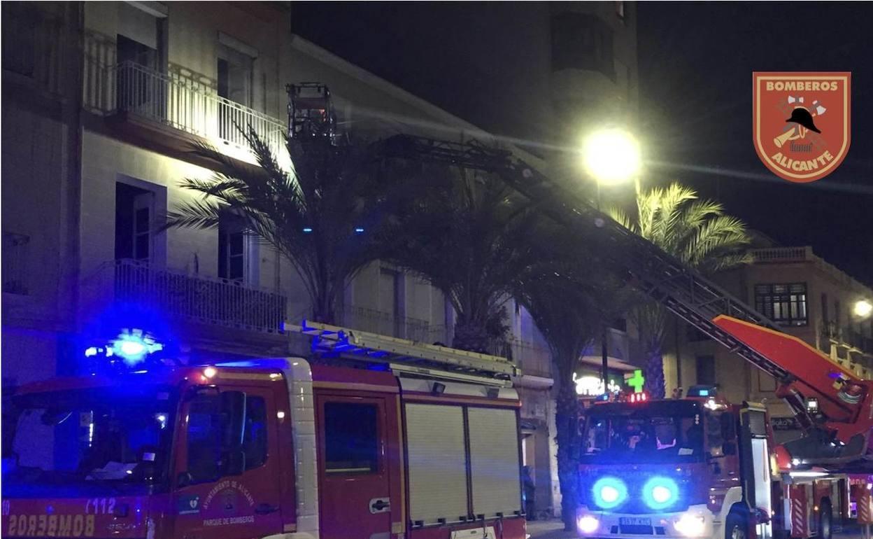 Intervención de los bomberos en el incendio, la noche de este miércoles. 