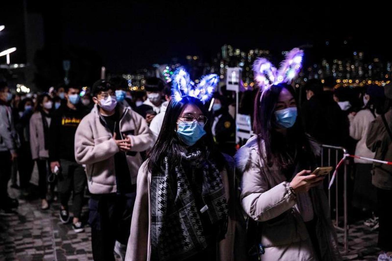 Jóvenes celebran el 2021 en el puerto Victoria, que se encuentra entre la península de Kowloon y la isla de Hong Kong.