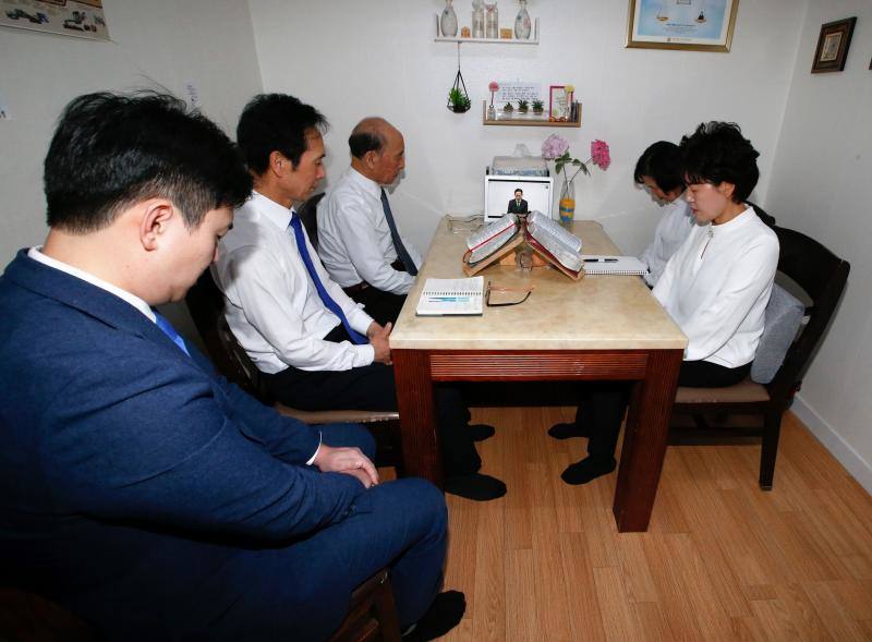 Una familia reza en la celebración de nuevo año en Seúl, Corea del Sur. 