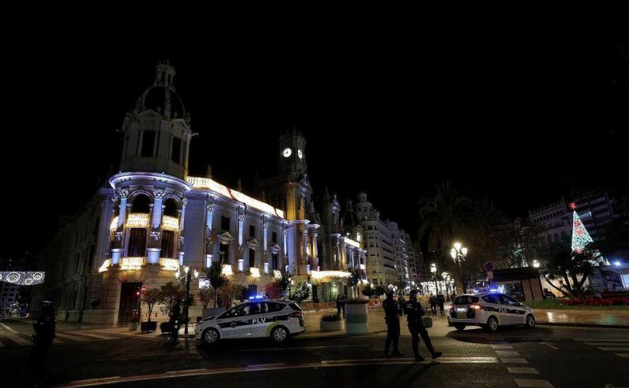 Vigilancia policial durante la Nochevieja en Valencia. 