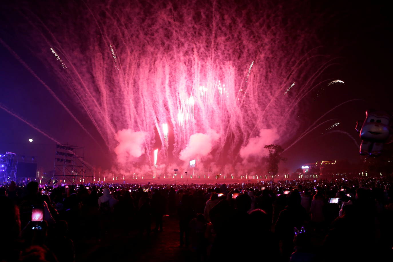 Insólito lo que ocurría esta pasada Nochevieja: todo el mundo con medidas de confinamiento para evitar las fiestas de final de año y Wuhan, la ciudad china desde la que se expandió el coronavirus, de fiesta multitudinaria. Las imágenes recuerdan a las celebraciones que hasta hace un año se podían celebrar en cualquier rincón del planeta, hasta que una infección «de origen desconocido» salió de Wuhan para revertir por completo la concepción de 'normalidad'. Oficialmente, en un año, Wuhan ha pasado de detectar los primeros casos de coronavirus a celebrar, con alguna que otra mascarilla y sin distanciamiento social, la despedida al 2020, el año más triste.