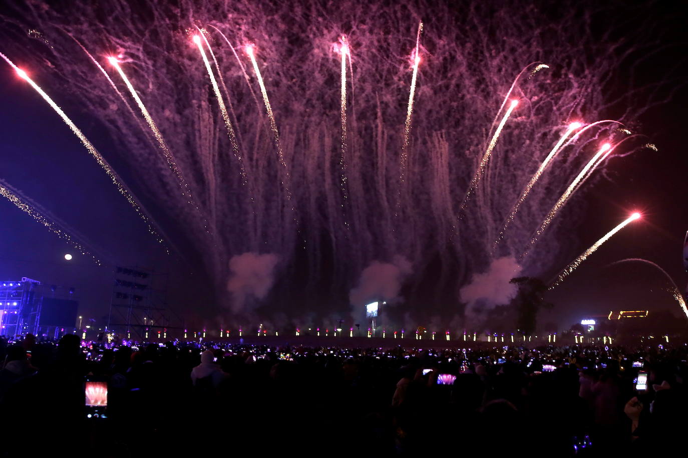 Insólito lo que ocurría esta pasada Nochevieja: todo el mundo con medidas de confinamiento para evitar las fiestas de final de año y Wuhan, la ciudad china desde la que se expandió el coronavirus, de fiesta multitudinaria. Las imágenes recuerdan a las celebraciones que hasta hace un año se podían celebrar en cualquier rincón del planeta, hasta que una infección «de origen desconocido» salió de Wuhan para revertir por completo la concepción de 'normalidad'. Oficialmente, en un año, Wuhan ha pasado de detectar los primeros casos de coronavirus a celebrar, con alguna que otra mascarilla y sin distanciamiento social, la despedida al 2020, el año más triste.