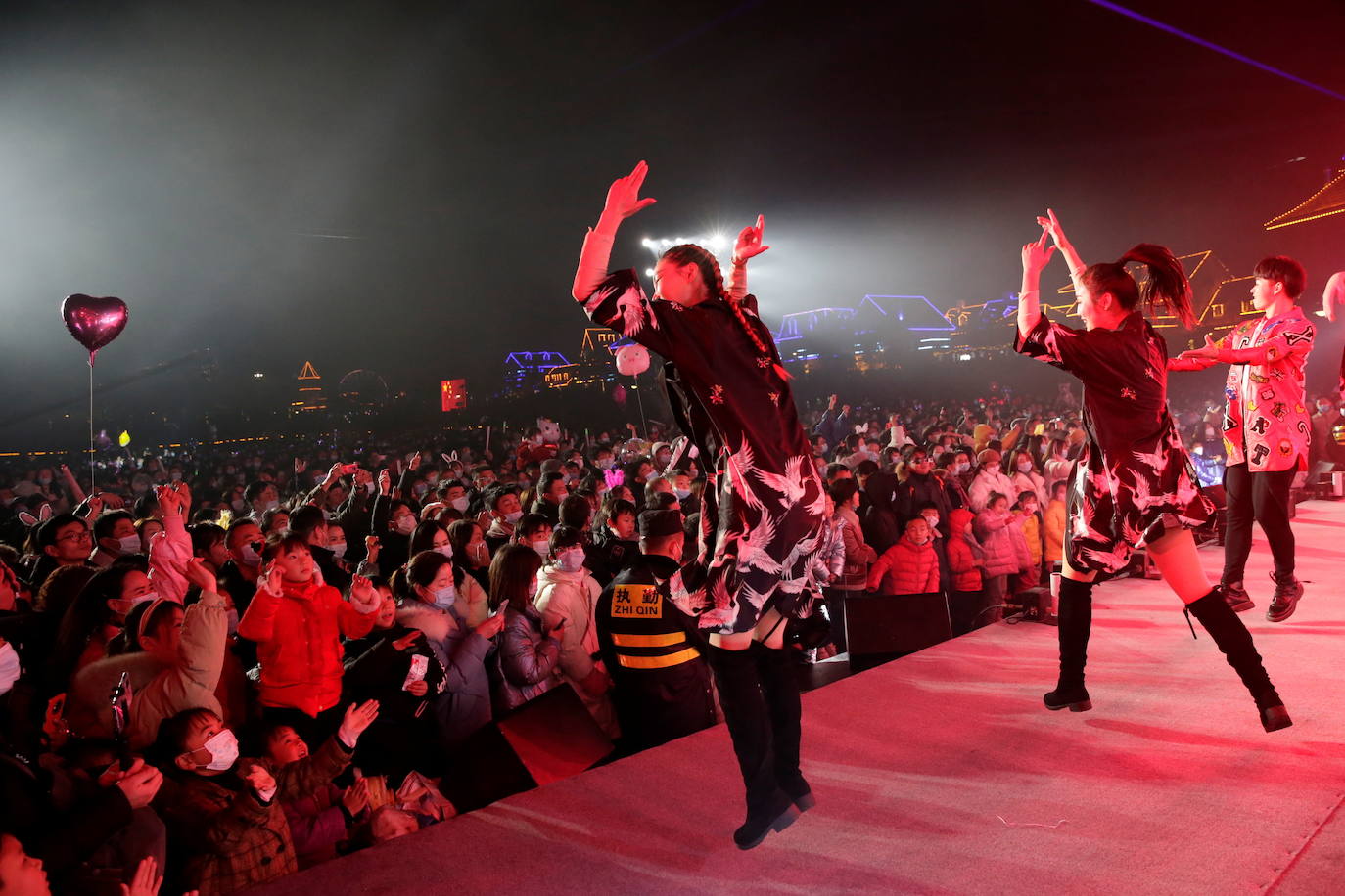 Insólito lo que ocurría esta pasada Nochevieja: todo el mundo con medidas de confinamiento para evitar las fiestas de final de año y Wuhan, la ciudad china desde la que se expandió el coronavirus, de fiesta multitudinaria. Las imágenes recuerdan a las celebraciones que hasta hace un año se podían celebrar en cualquier rincón del planeta, hasta que una infección «de origen desconocido» salió de Wuhan para revertir por completo la concepción de 'normalidad'. Oficialmente, en un año, Wuhan ha pasado de detectar los primeros casos de coronavirus a celebrar, con alguna que otra mascarilla y sin distanciamiento social, la despedida al 2020, el año más triste.