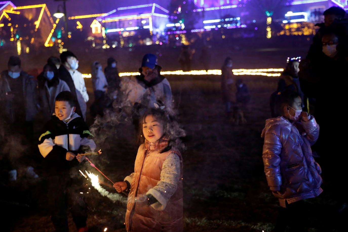 Insólito lo que ocurría esta pasada Nochevieja: todo el mundo con medidas de confinamiento para evitar las fiestas de final de año y Wuhan, la ciudad china desde la que se expandió el coronavirus, de fiesta multitudinaria. Las imágenes recuerdan a las celebraciones que hasta hace un año se podían celebrar en cualquier rincón del planeta, hasta que una infección «de origen desconocido» salió de Wuhan para revertir por completo la concepción de 'normalidad'. Oficialmente, en un año, Wuhan ha pasado de detectar los primeros casos de coronavirus a celebrar, con alguna que otra mascarilla y sin distanciamiento social, la despedida al 2020, el año más triste.