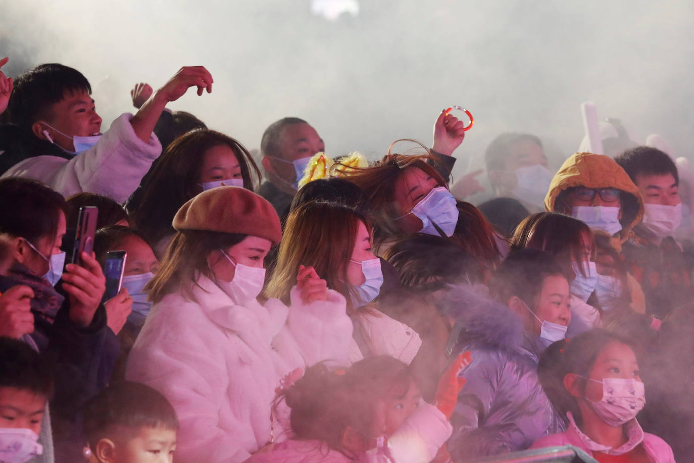 Insólito lo que ocurría esta pasada Nochevieja: todo el mundo con medidas de confinamiento para evitar las fiestas de final de año y Wuhan, la ciudad china desde la que se expandió el coronavirus, de fiesta multitudinaria. Las imágenes recuerdan a las celebraciones que hasta hace un año se podían celebrar en cualquier rincón del planeta, hasta que una infección «de origen desconocido» salió de Wuhan para revertir por completo la concepción de 'normalidad'. Oficialmente, en un año, Wuhan ha pasado de detectar los primeros casos de coronavirus a celebrar, con alguna que otra mascarilla y sin distanciamiento social, la despedida al 2020, el año más triste.