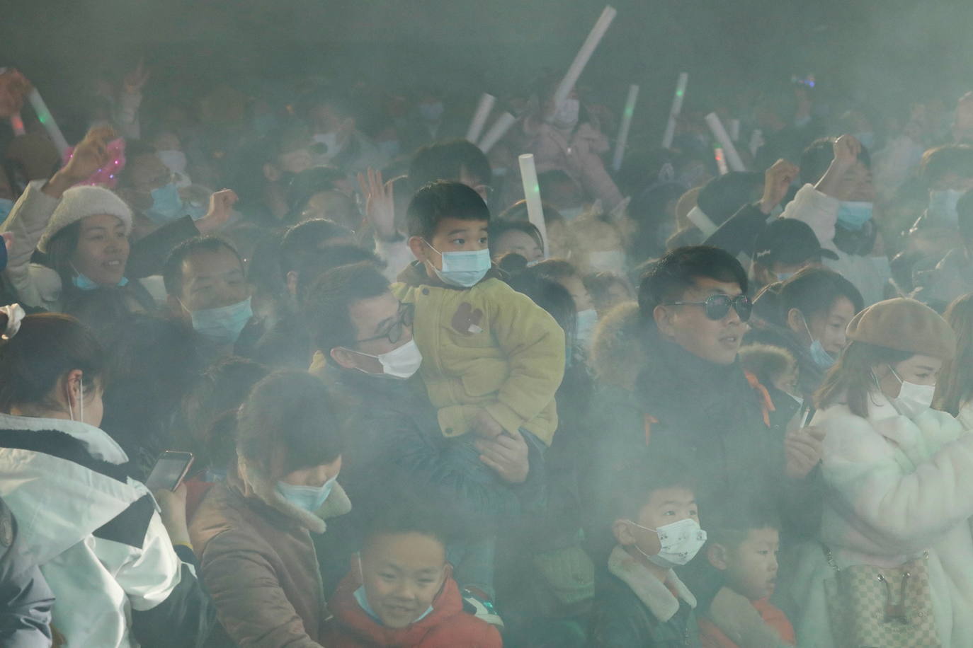 Insólito lo que ocurría esta pasada Nochevieja: todo el mundo con medidas de confinamiento para evitar las fiestas de final de año y Wuhan, la ciudad china desde la que se expandió el coronavirus, de fiesta multitudinaria. Las imágenes recuerdan a las celebraciones que hasta hace un año se podían celebrar en cualquier rincón del planeta, hasta que una infección «de origen desconocido» salió de Wuhan para revertir por completo la concepción de 'normalidad'. Oficialmente, en un año, Wuhan ha pasado de detectar los primeros casos de coronavirus a celebrar, con alguna que otra mascarilla y sin distanciamiento social, la despedida al 2020, el año más triste.