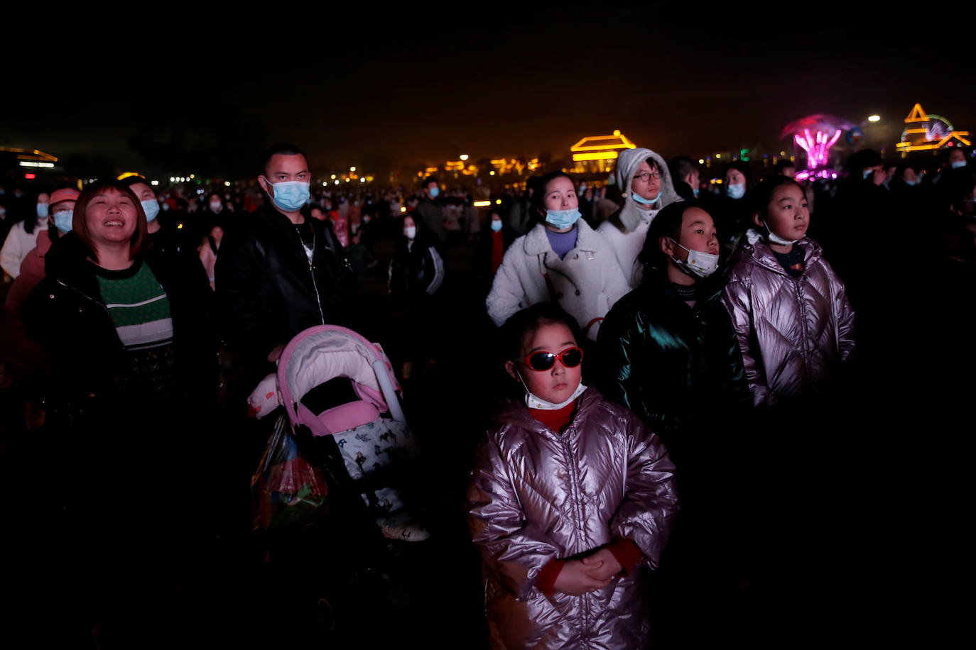 Insólito lo que ocurría esta pasada Nochevieja: todo el mundo con medidas de confinamiento para evitar las fiestas de final de año y Wuhan, la ciudad china desde la que se expandió el coronavirus, de fiesta multitudinaria. Las imágenes recuerdan a las celebraciones que hasta hace un año se podían celebrar en cualquier rincón del planeta, hasta que una infección «de origen desconocido» salió de Wuhan para revertir por completo la concepción de 'normalidad'. Oficialmente, en un año, Wuhan ha pasado de detectar los primeros casos de coronavirus a celebrar, con alguna que otra mascarilla y sin distanciamiento social, la despedida al 2020, el año más triste.