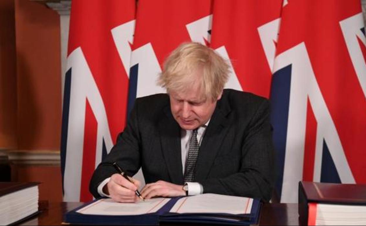 Boris Johnson firma el acuerdo con la UE en Downing Street