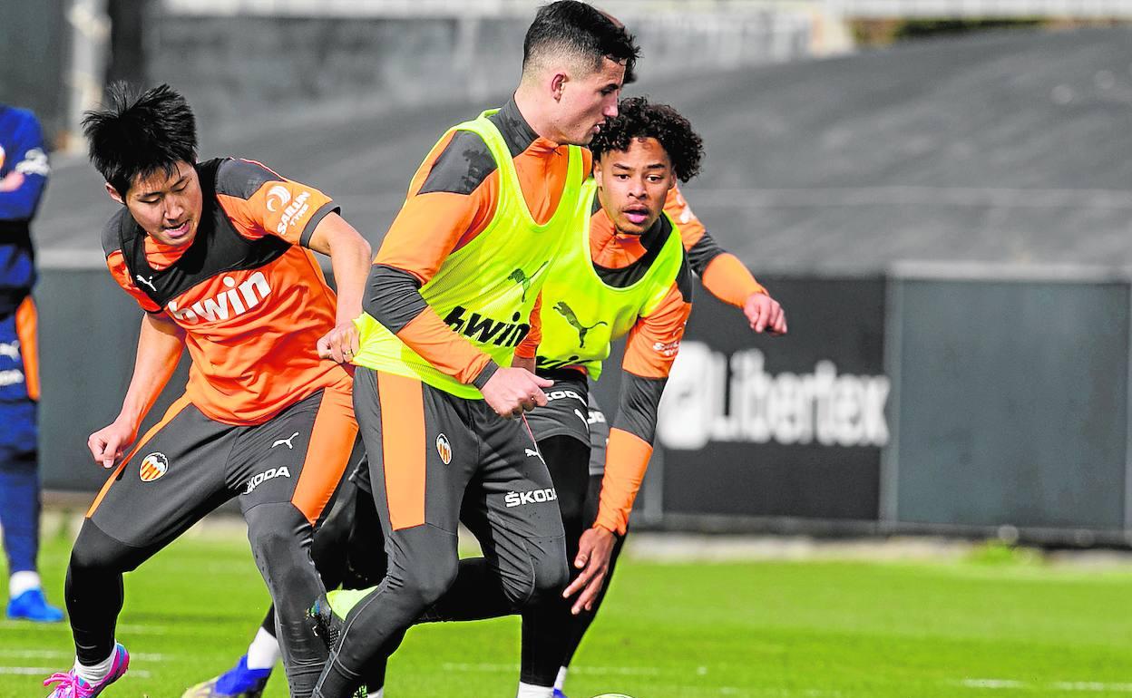 Kang In agarra a Guillamón durante un entrenamiento. 