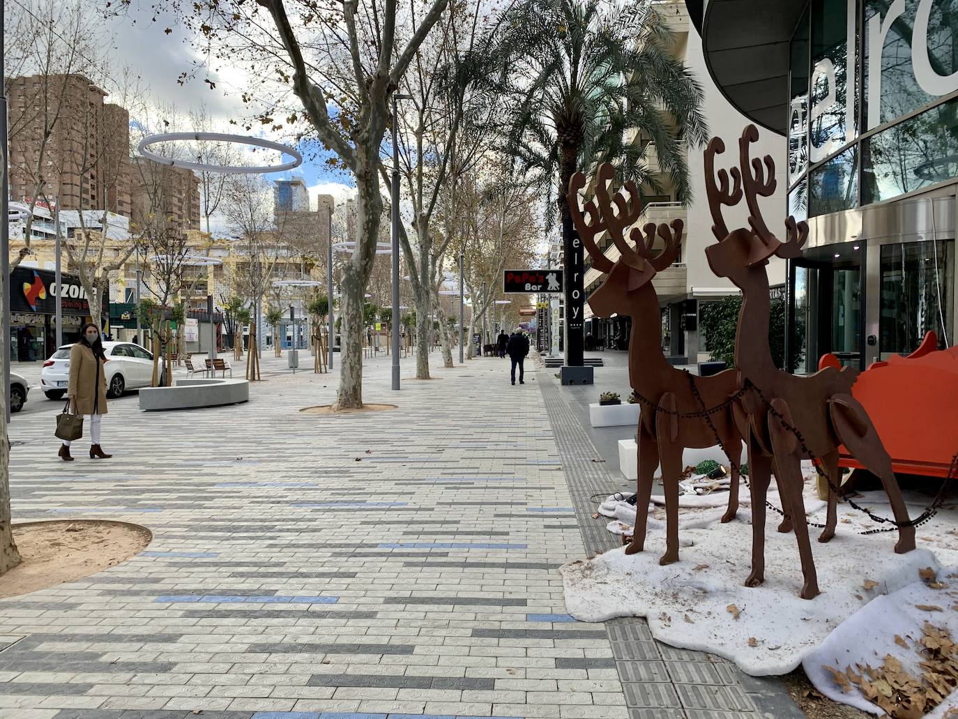 Poca gente en la avenida del Mediterráneo de Benidorm en el primer fin de semana del año. 