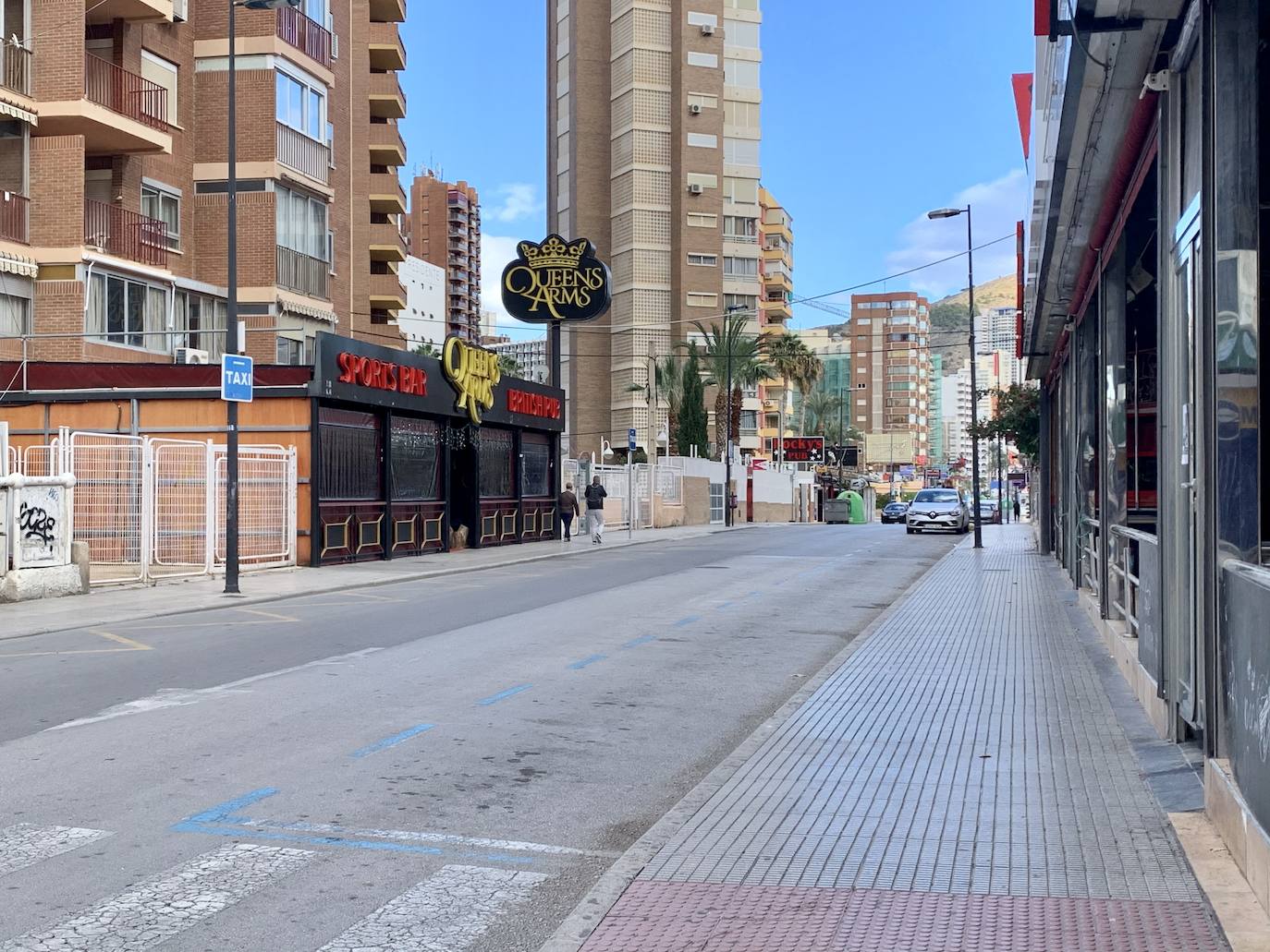 Locales cerrados ante la ausencia de turistas británicos en Benidorm. 