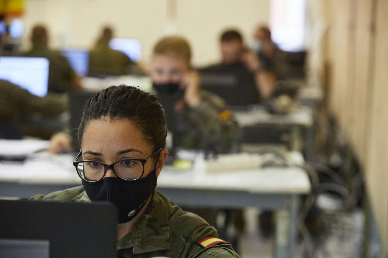 Rastreadores de contagios del Ejército de Tierra, durante su trabajo en la base de Marines. IVÁn ARLANDIS