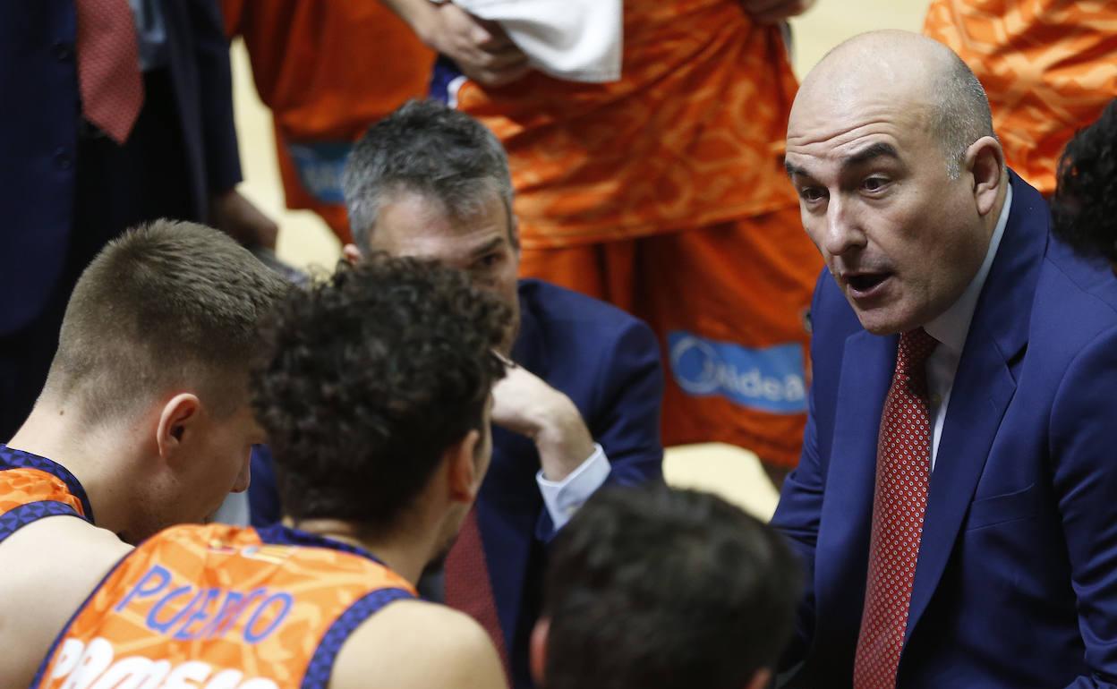 Ponsarnau da instrucciones durante un tiempo muerto del partido ante el Gran Canaria. 