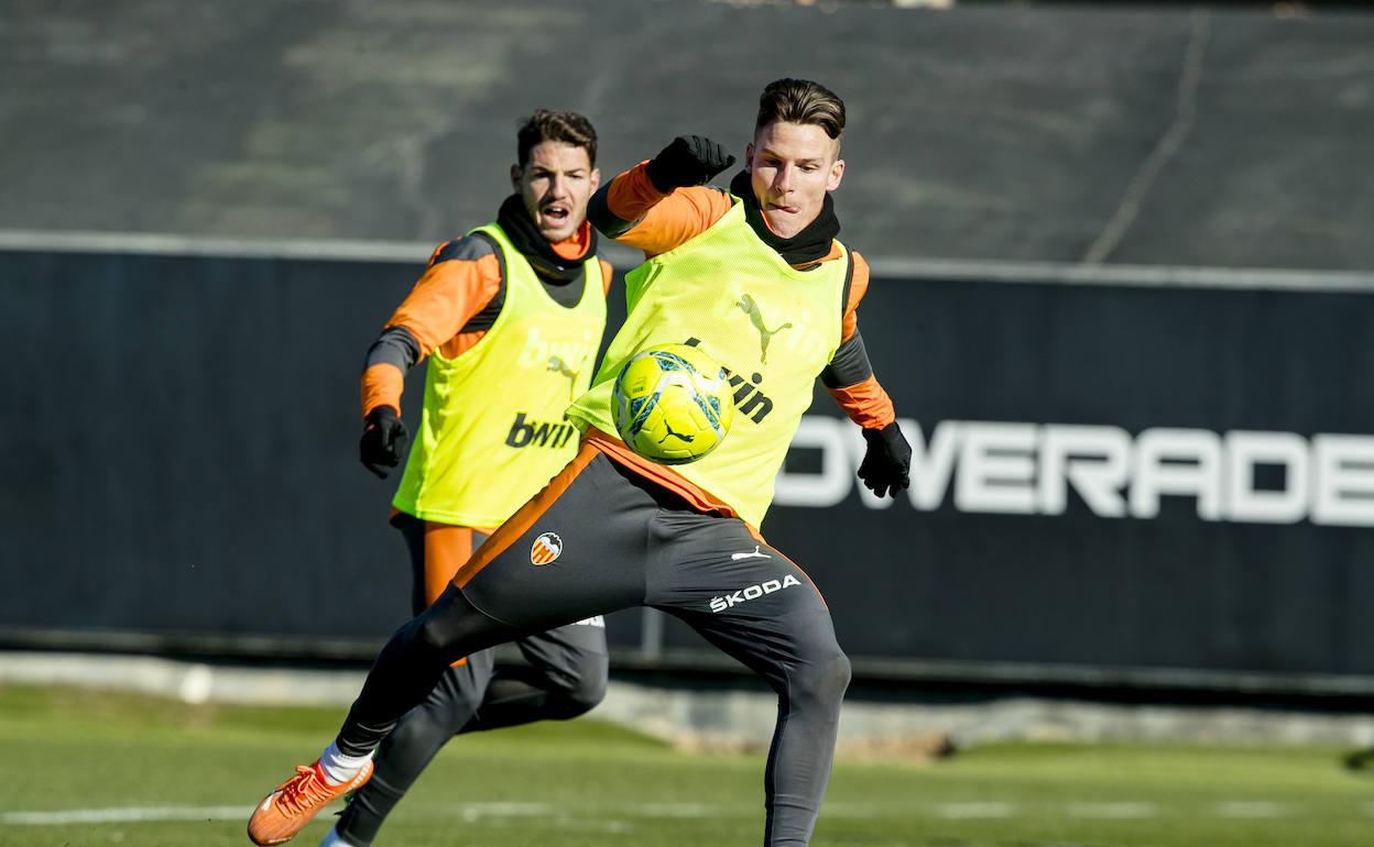 El excadista Manu Vallejo, atengo a un control de Kevin Gameiro, titular ante el Granada. 