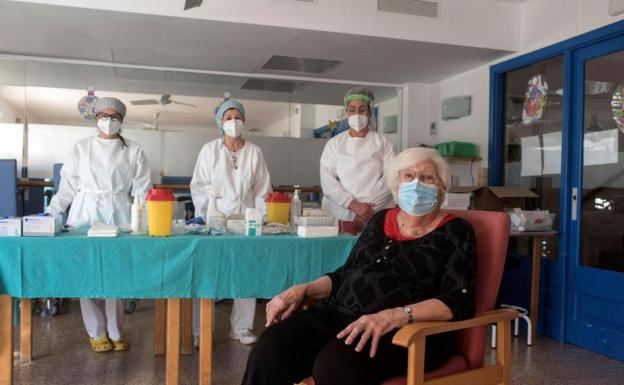 Una mujer, antes de ser vacunada en Menorca. 