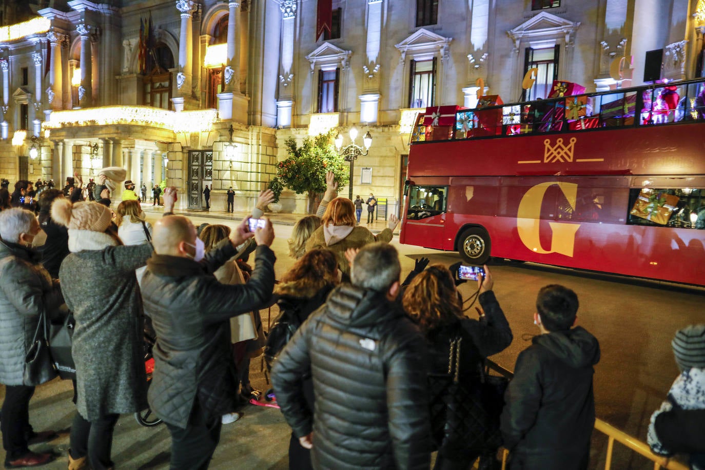 Fotos: La cabalgata &#039;secreta&#039; acaba con la plaza del Ayuntamiento de Valencia llena de público