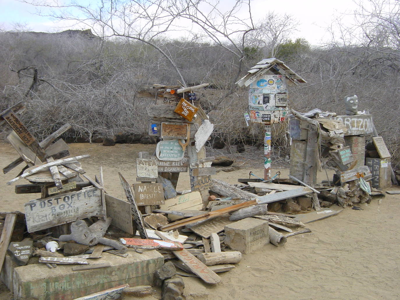 3.- Bahía del Correo en Isla Floreana (Galápagos) | Bahía del Correo está ubicada al norte de Isla Floreana, conocida como la isla de las mil montañas. Fue refugio de piratas desde los últimos años del siglo XV hasta los primeros años del siglo XVII. 