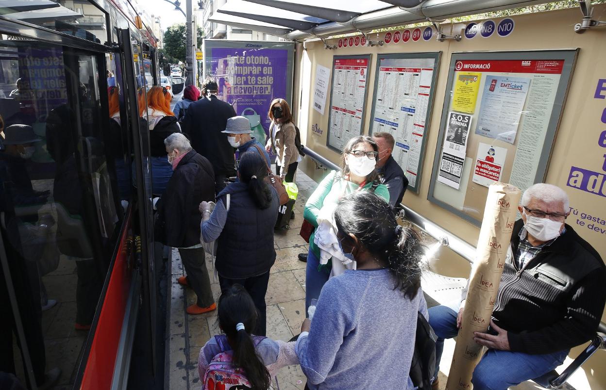 Parada de la EMT en el centro de Valencia. jesús signes