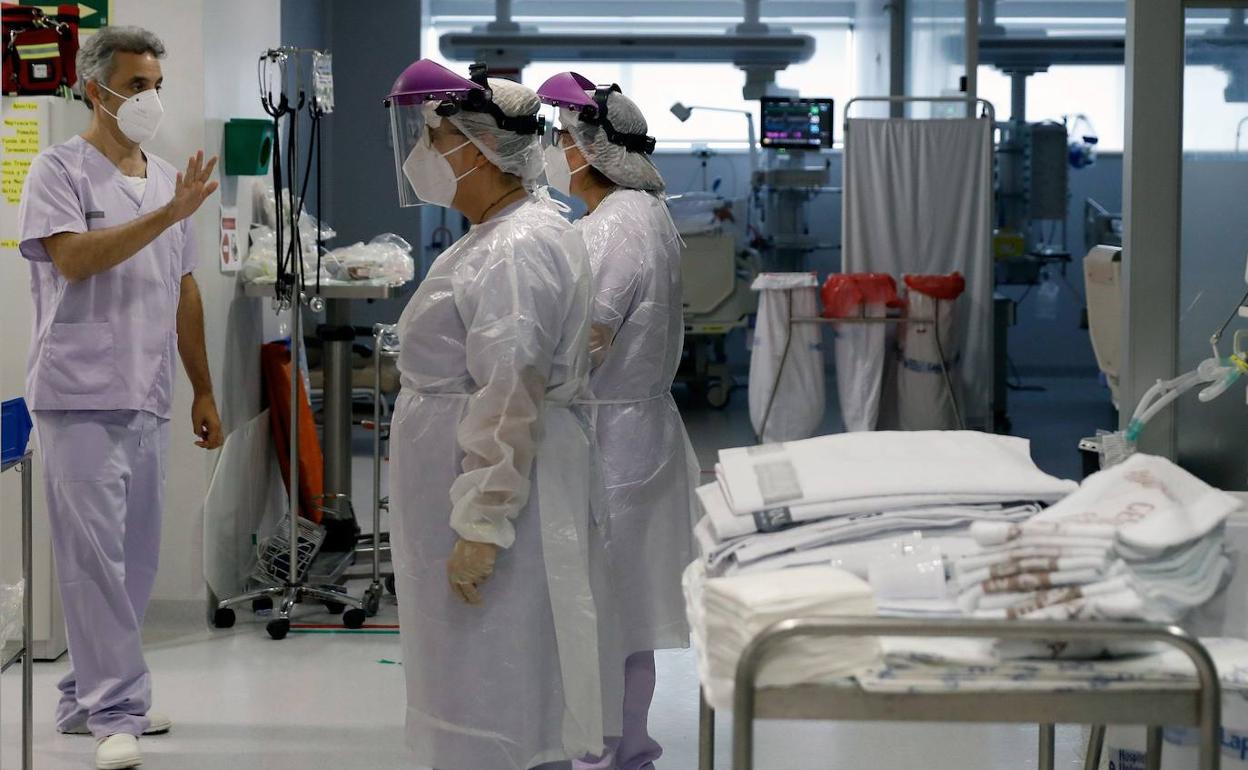 Sanitarios en la unidad UCI de un hospital valenciano.