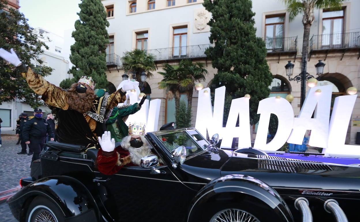 Los Reyes Magos, tras aterrizar, se han desplazado en coche por las calles de Gandia. 