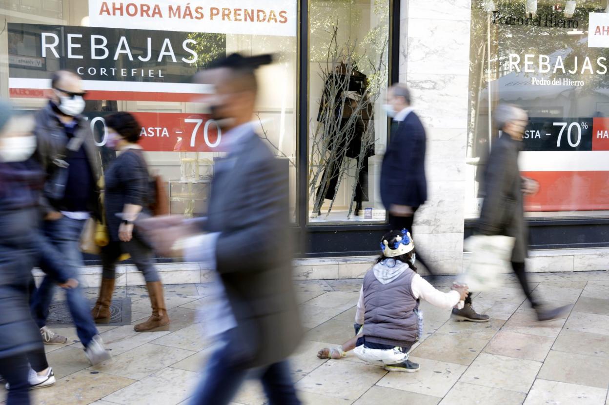 Las últimas compras de
Reyes. Las restricciones llegan
justo con el inicio de la campaña
de rebajas, como se aprecia
en esta imagen de ayer.
Irene Marsilla