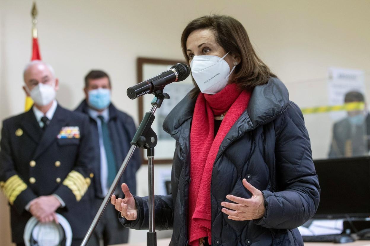 La ministra de Defensa, Margarita Robles, ayer, en la Unidad de Verificación Epidemiológica. R. Jiménez /efe 