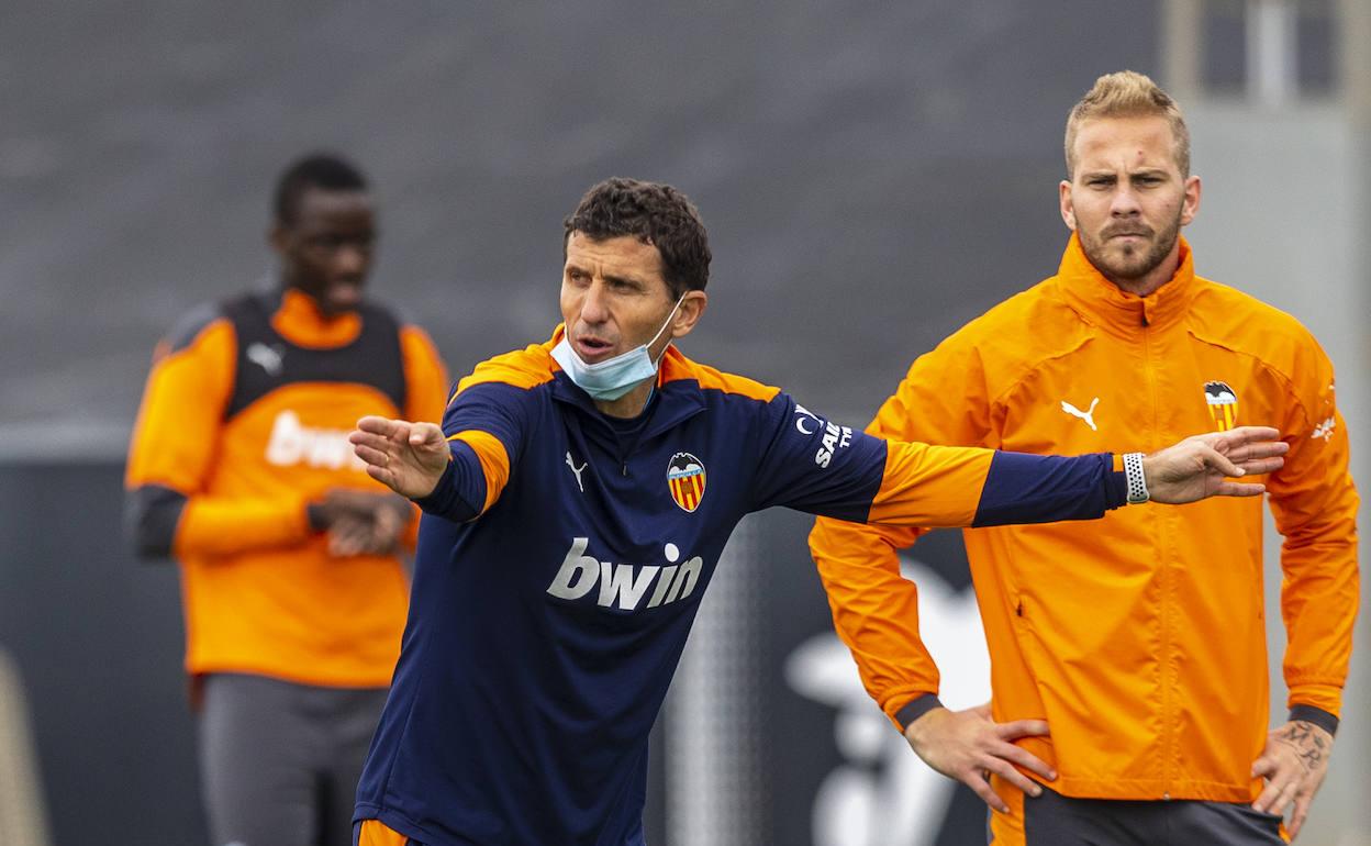 Javi Gracia da instrucciones durante un entrenamiento.