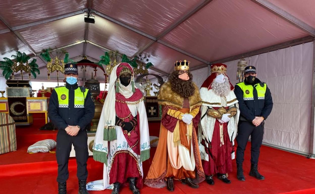 Dos agentes de la Policía Local posan con los Reyes Magos en una de las carpas habilitadas en la ciudad. 